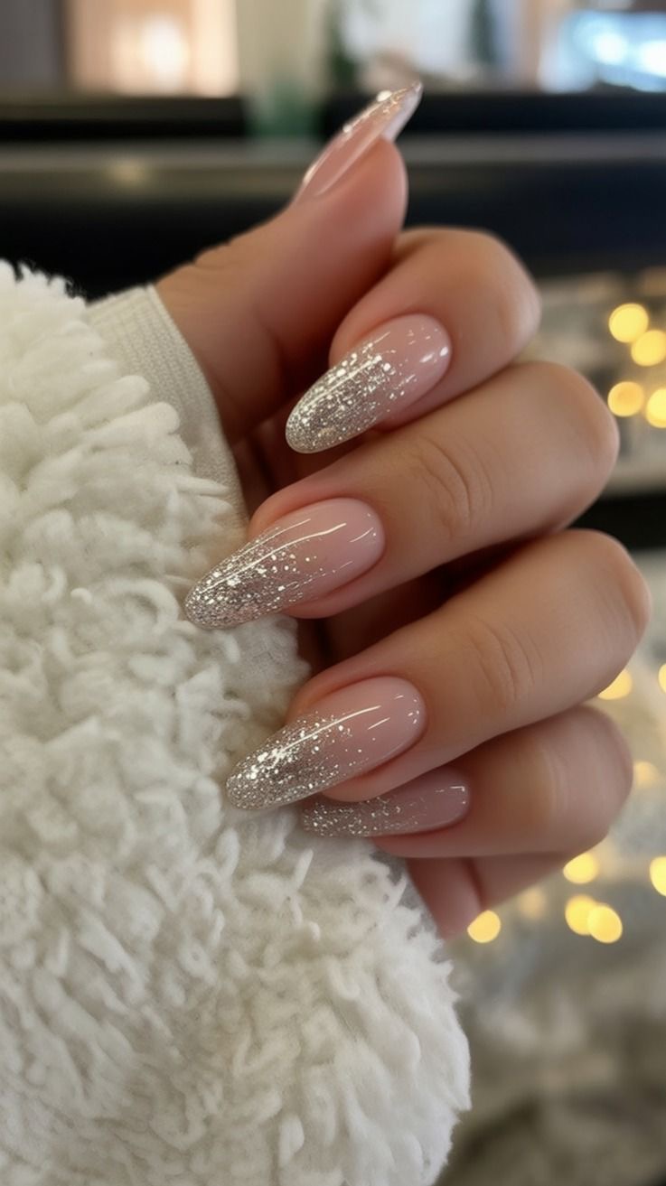 Square line art nail design by Isla Bloom