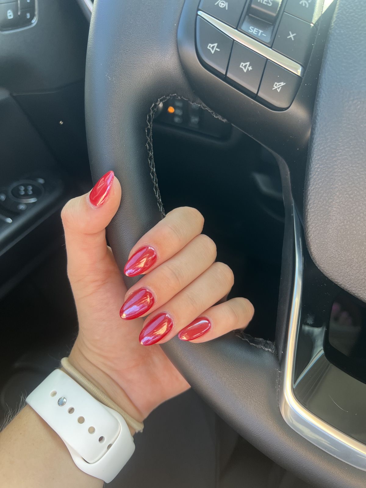 Oval abstract nail design by Isla Bloom