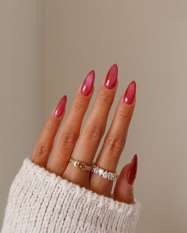 Oval line art nail design by Clara Bloom