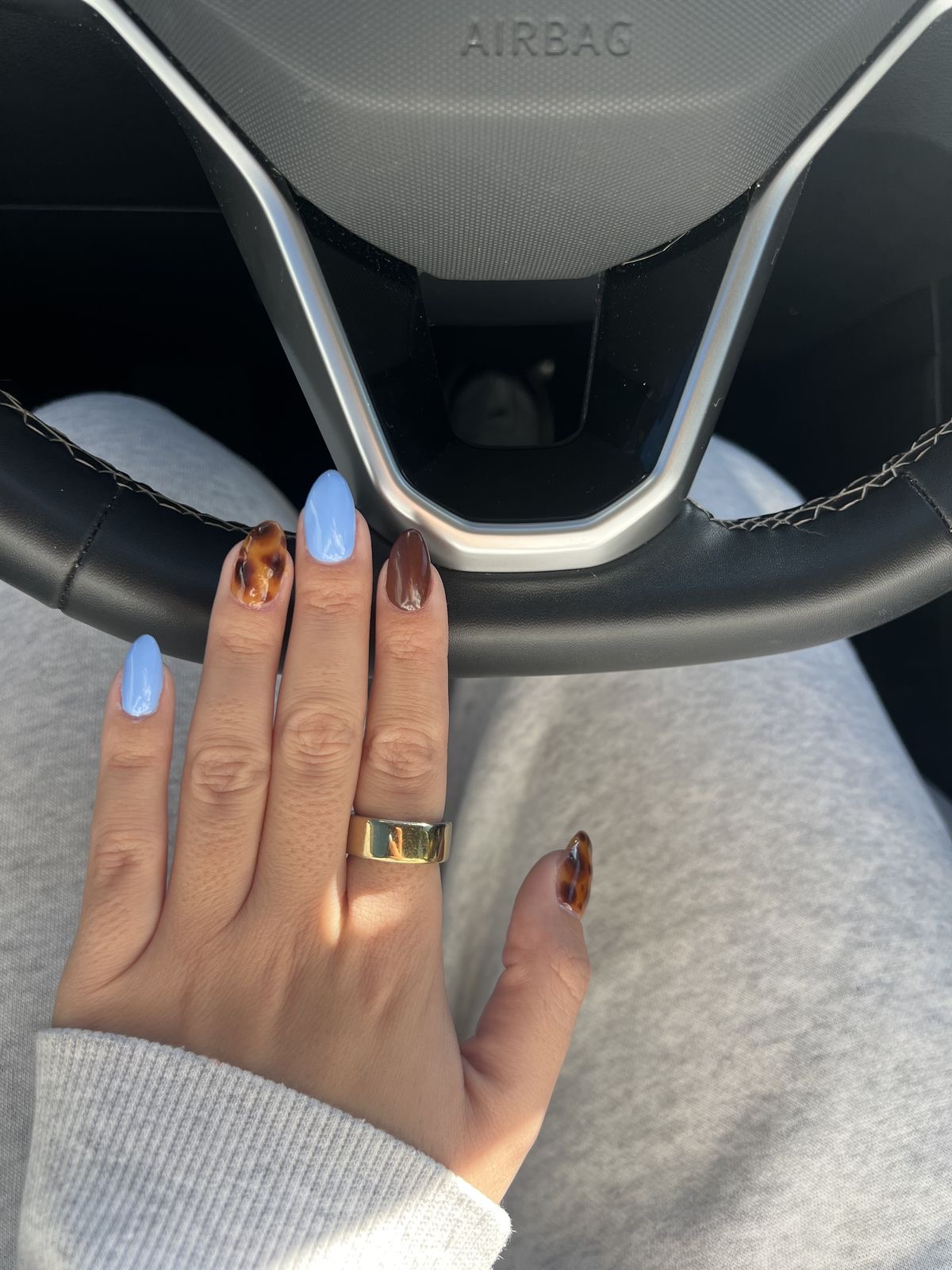 Almond minimalist nail design by Clara Bloom