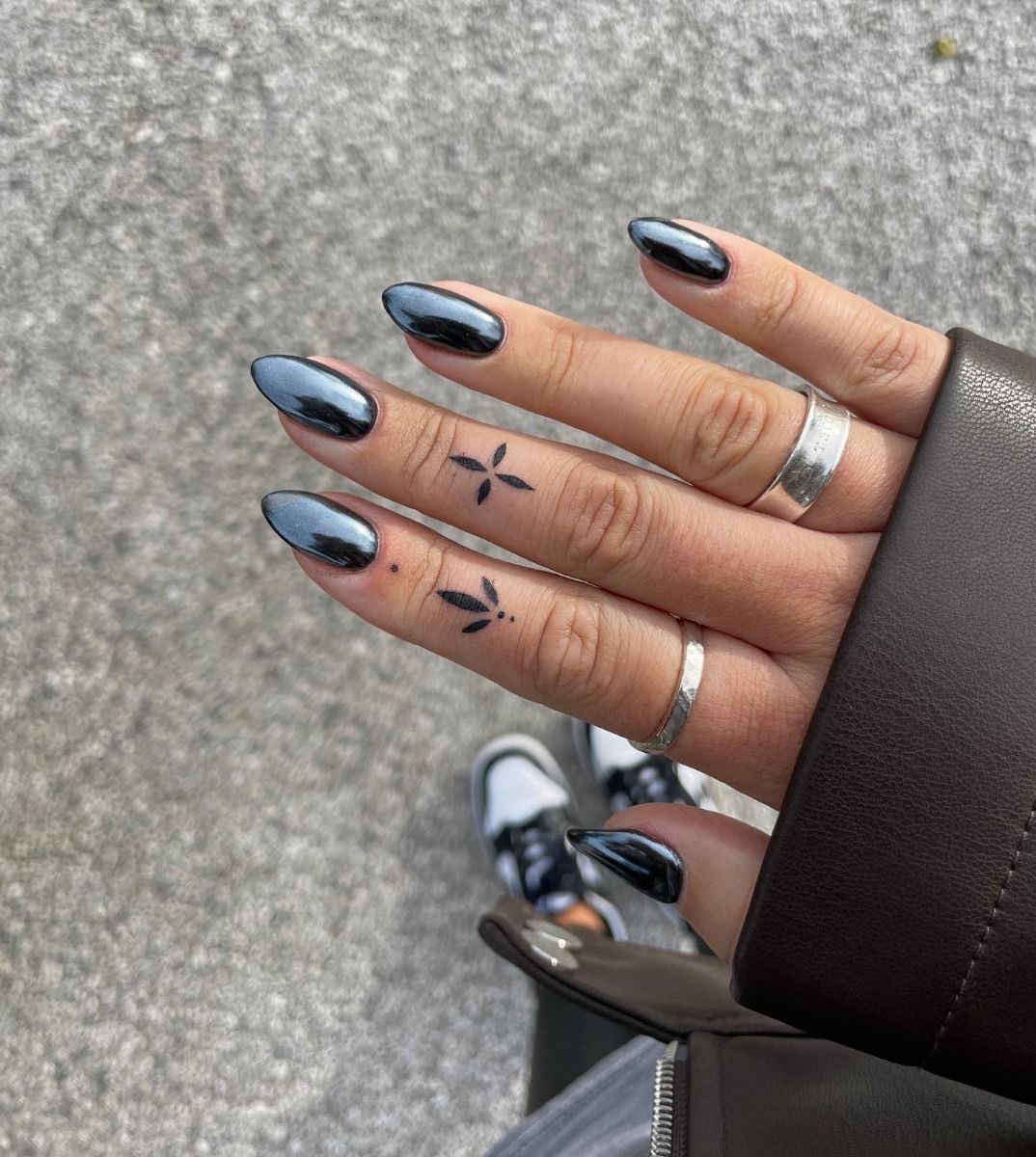 Oval minimalist nail design by Natalie Gomez