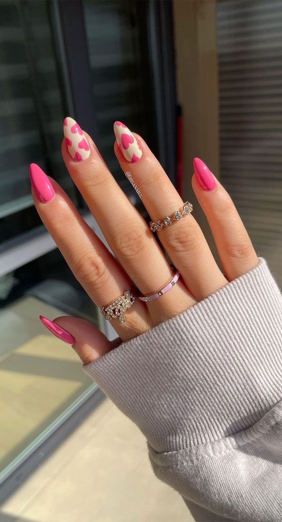 Almond abstract nail design by Amara Okafor