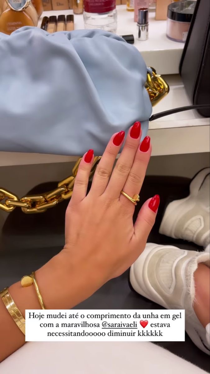 Almond minimalist nail design by Elena Rostova