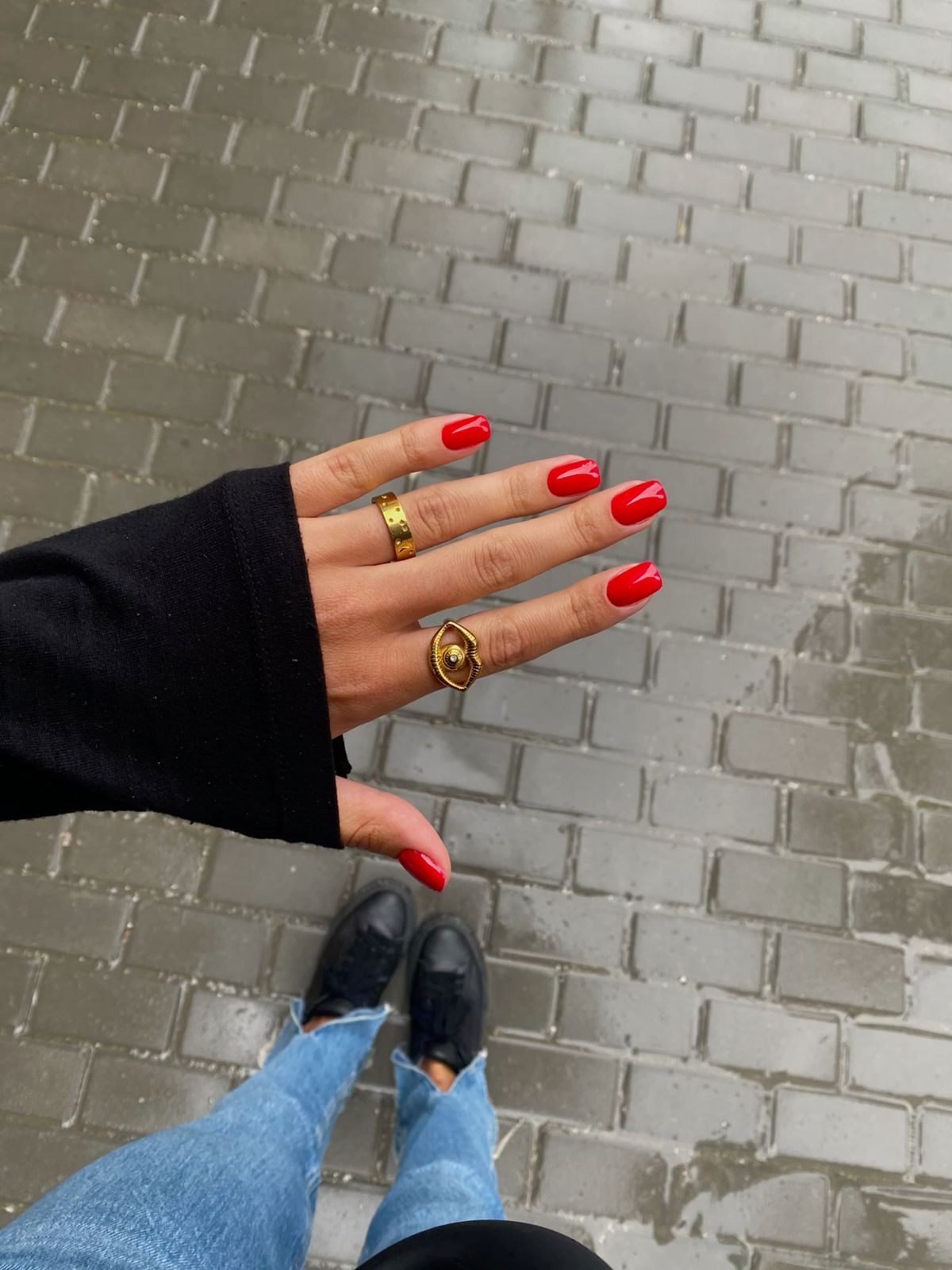 Oval minimalist nail design by Eva Rose