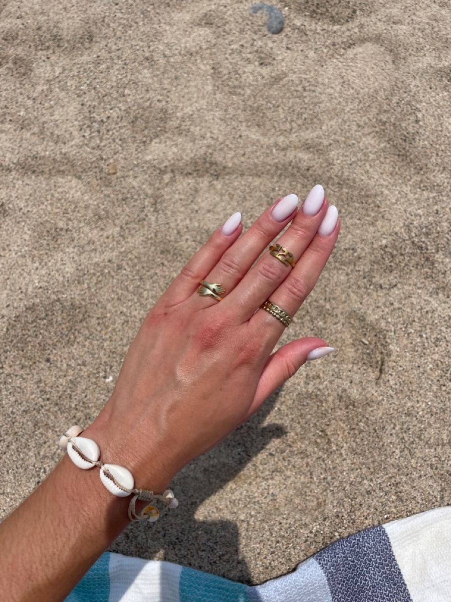 Oval ombre nail design by Freya Hansen