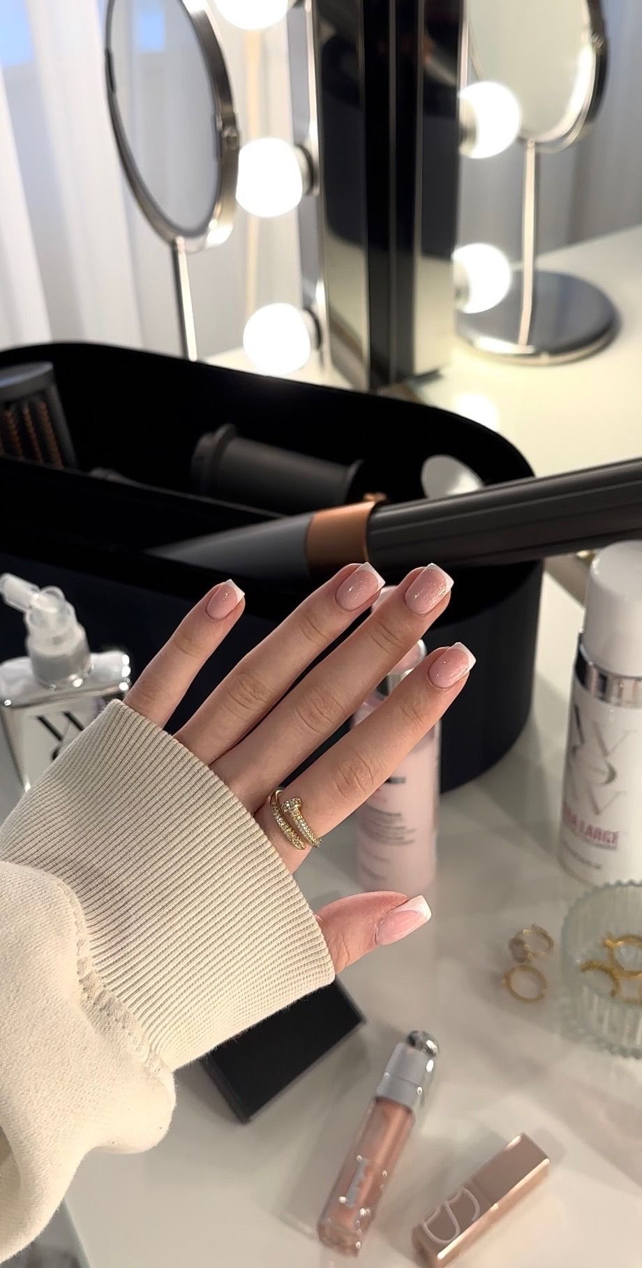 Oval aura nail design by Freya Hansen