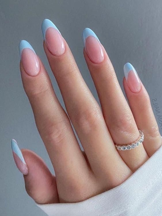 Almond minimalist nail design by Gigi Moreno