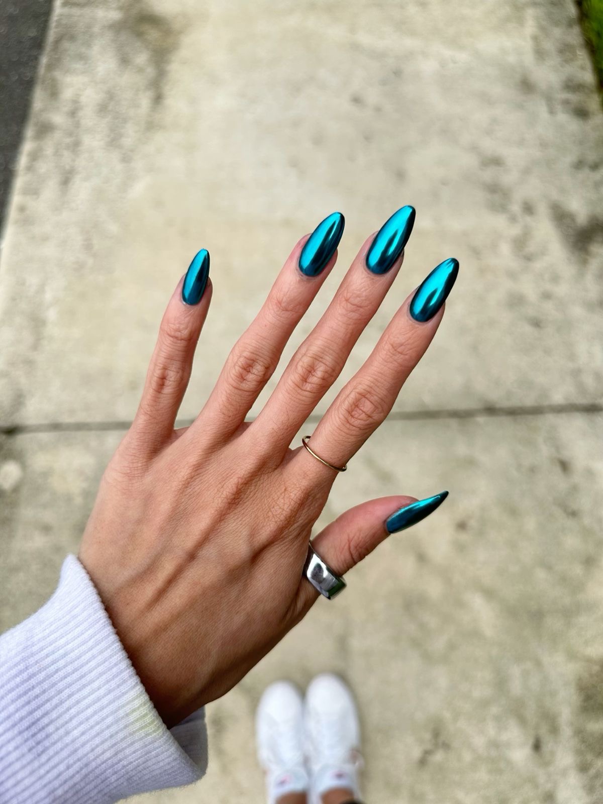 Square minimalist nail design by Gigi Moreno