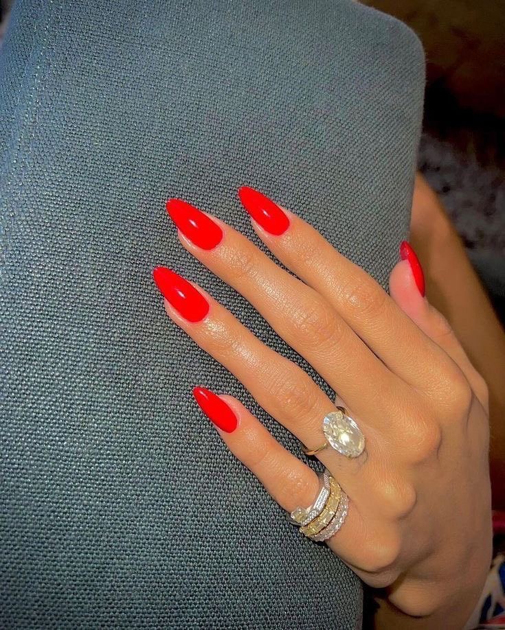 Almond marble nail design by Luna Carter