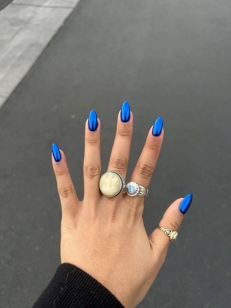 Oval minimalist nail design by Luna Carter