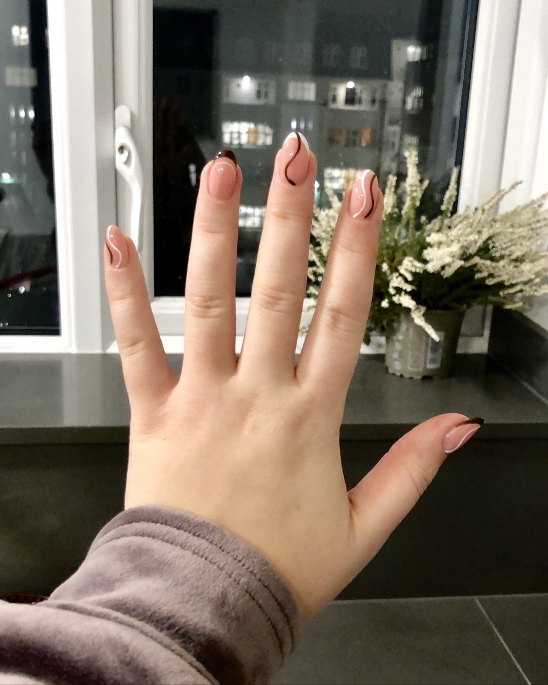 Almond minimalist nail design by Elisabete