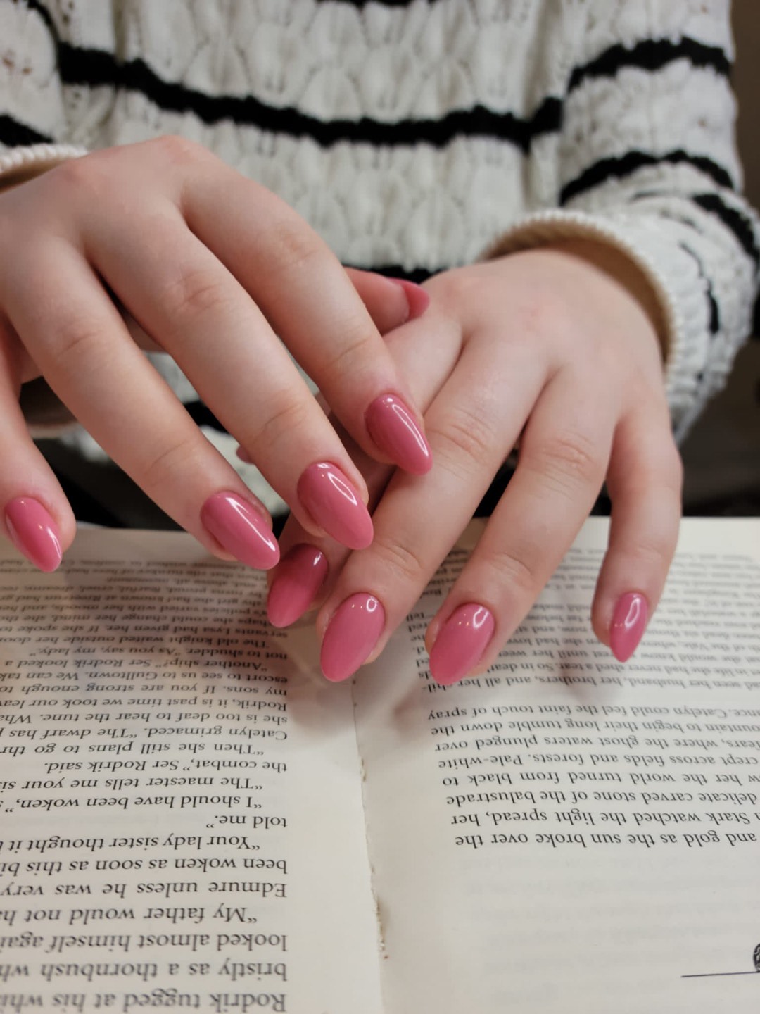 Almond minimalist nail design by Elisabete