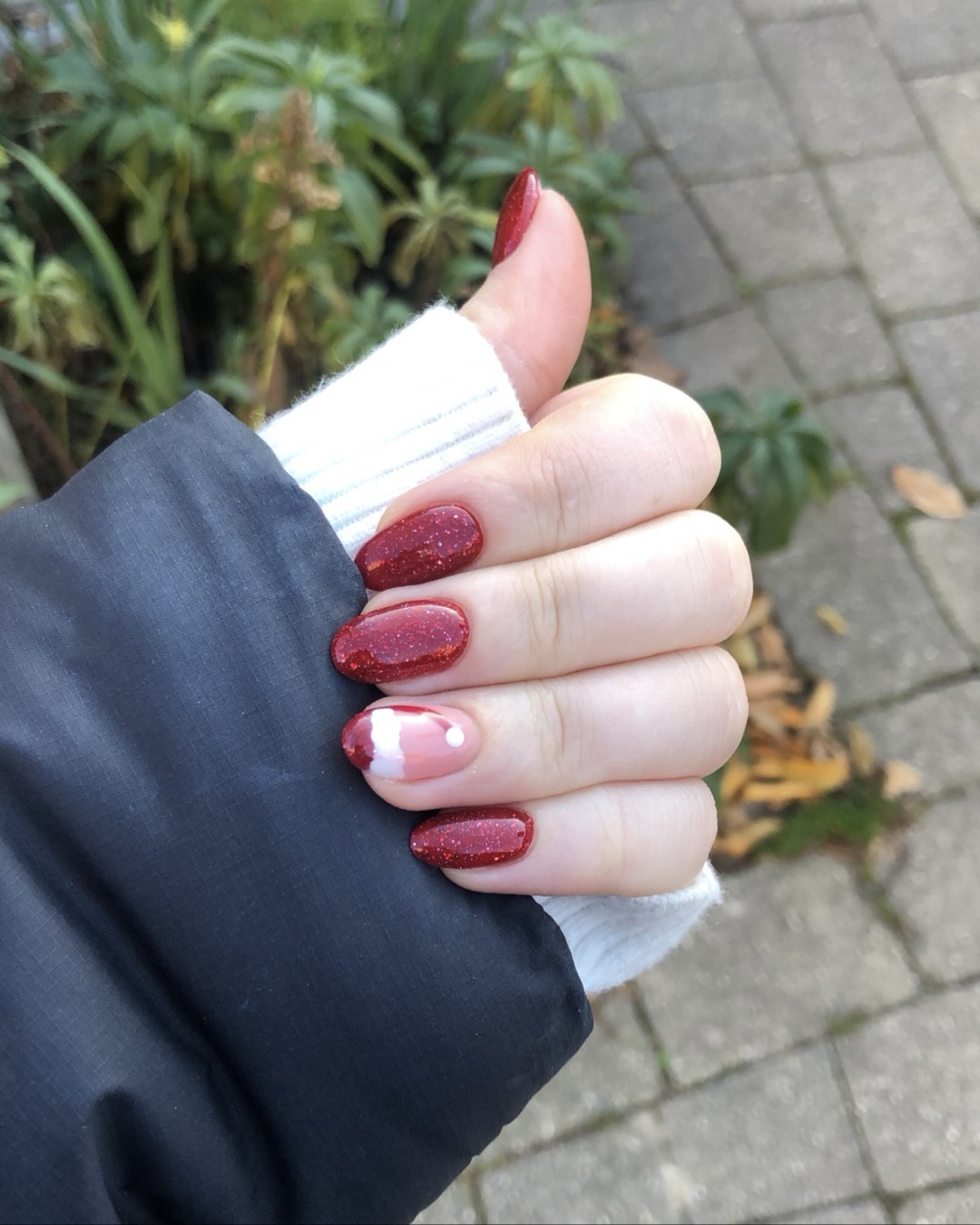 Almond minimalist nail design by Elisabete