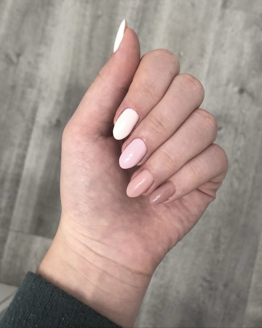 Almond minimalist nail design by Elisabete