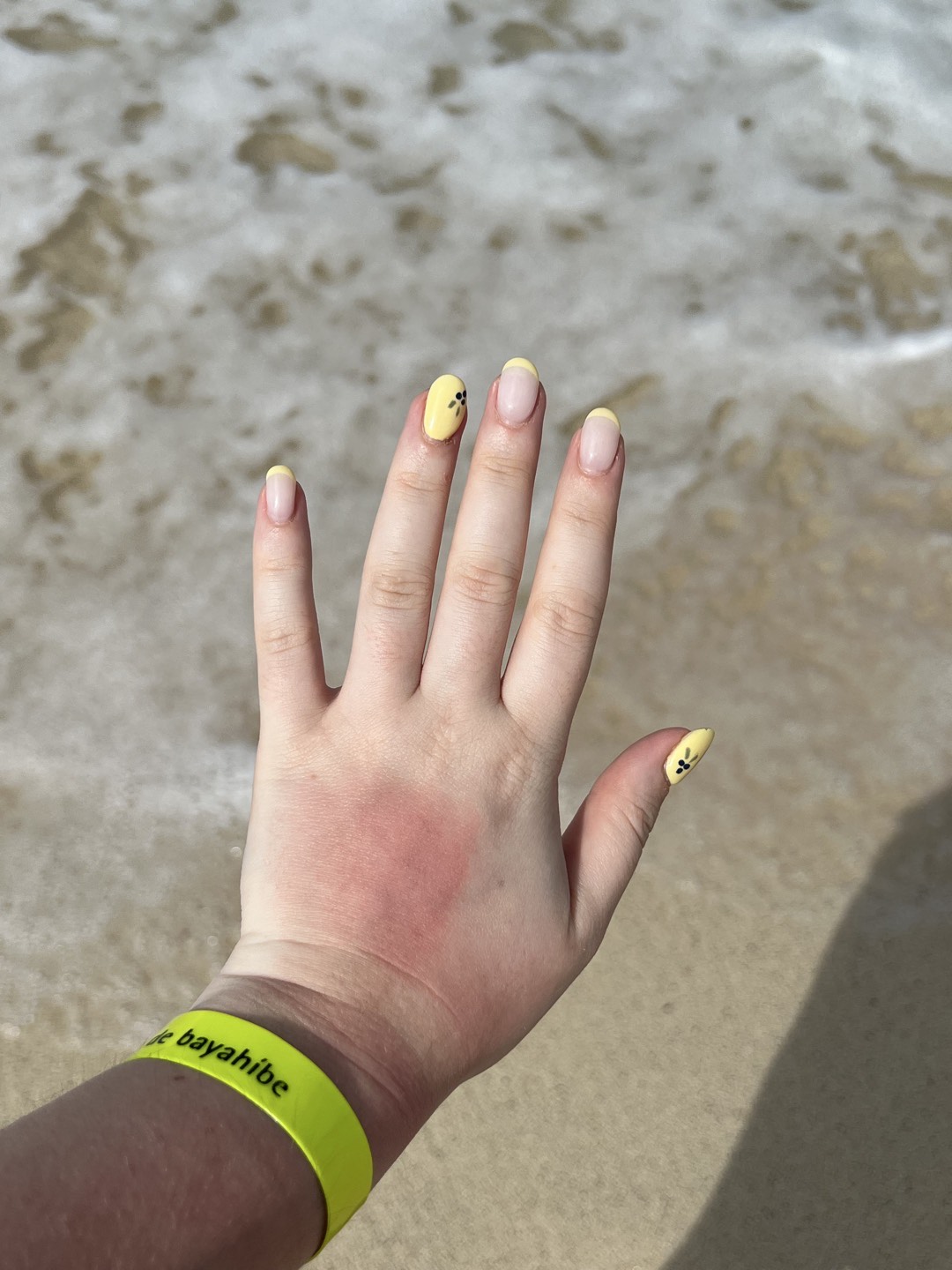 Abstract nail art design by @elisabetekolesnikov