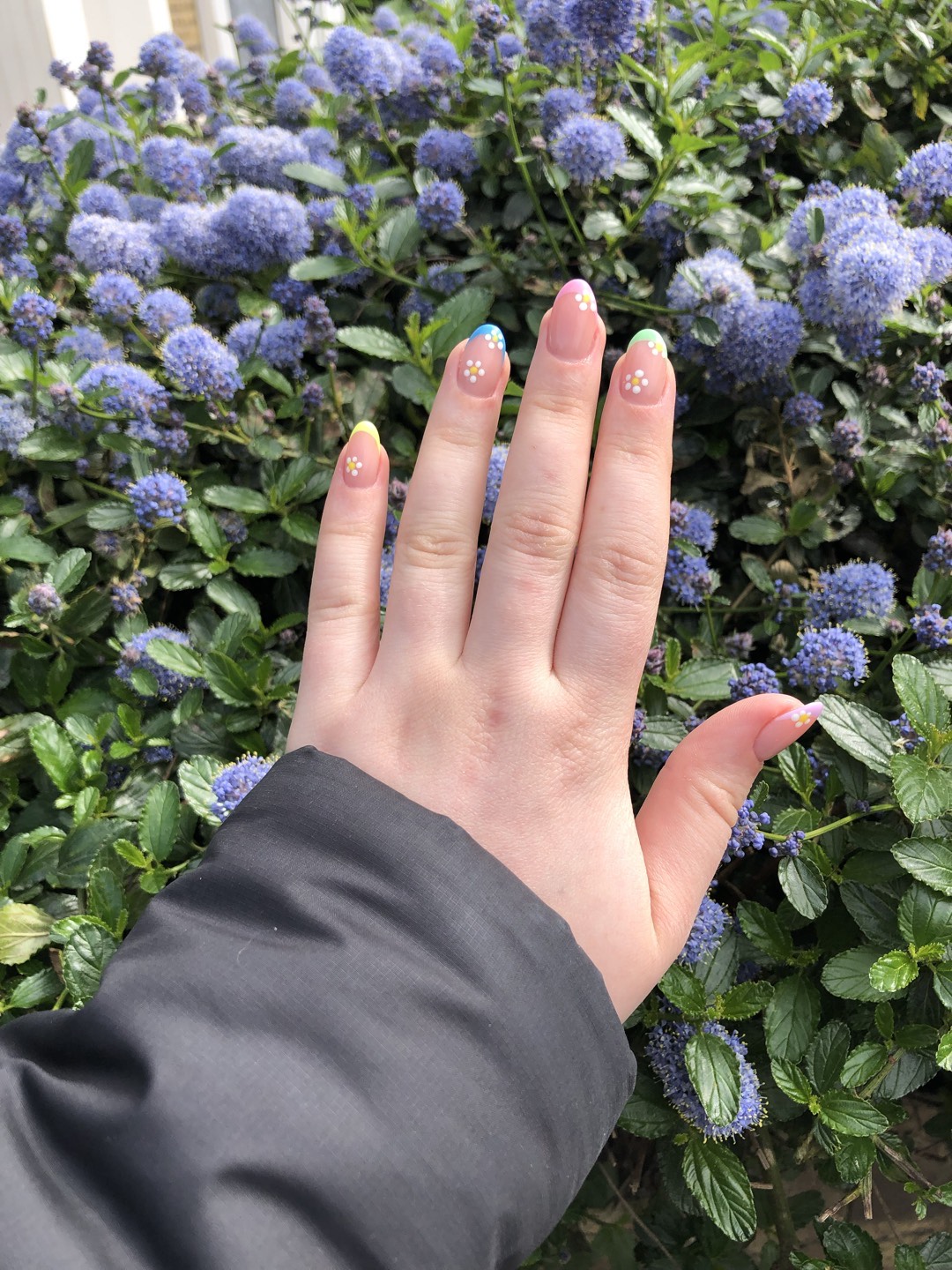 Matte nail design by @elisabetekolesnikov