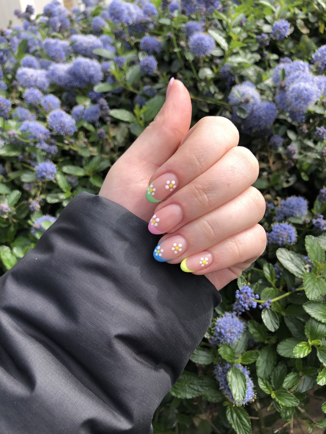 Almond floral nail design by Elisabete