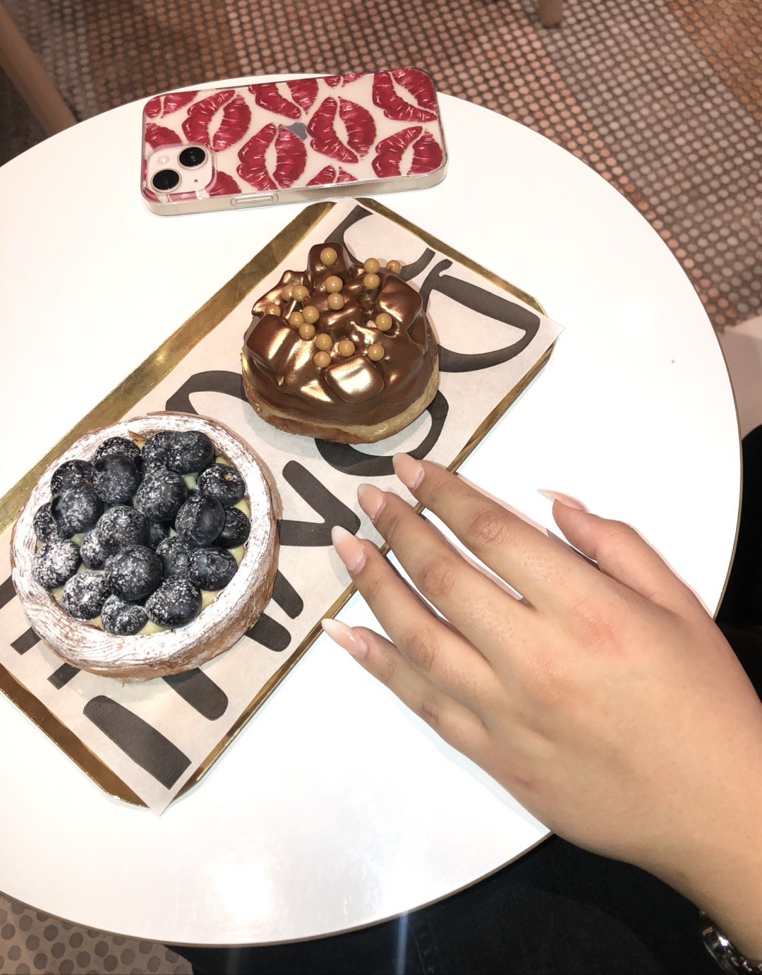 Almond abstract nail design by Elisabete