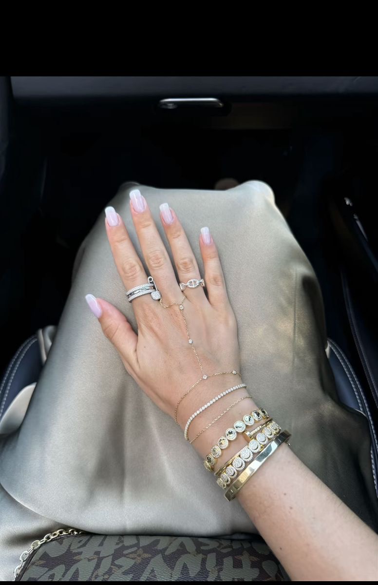 Oval aura nail design by Chloe Belle
