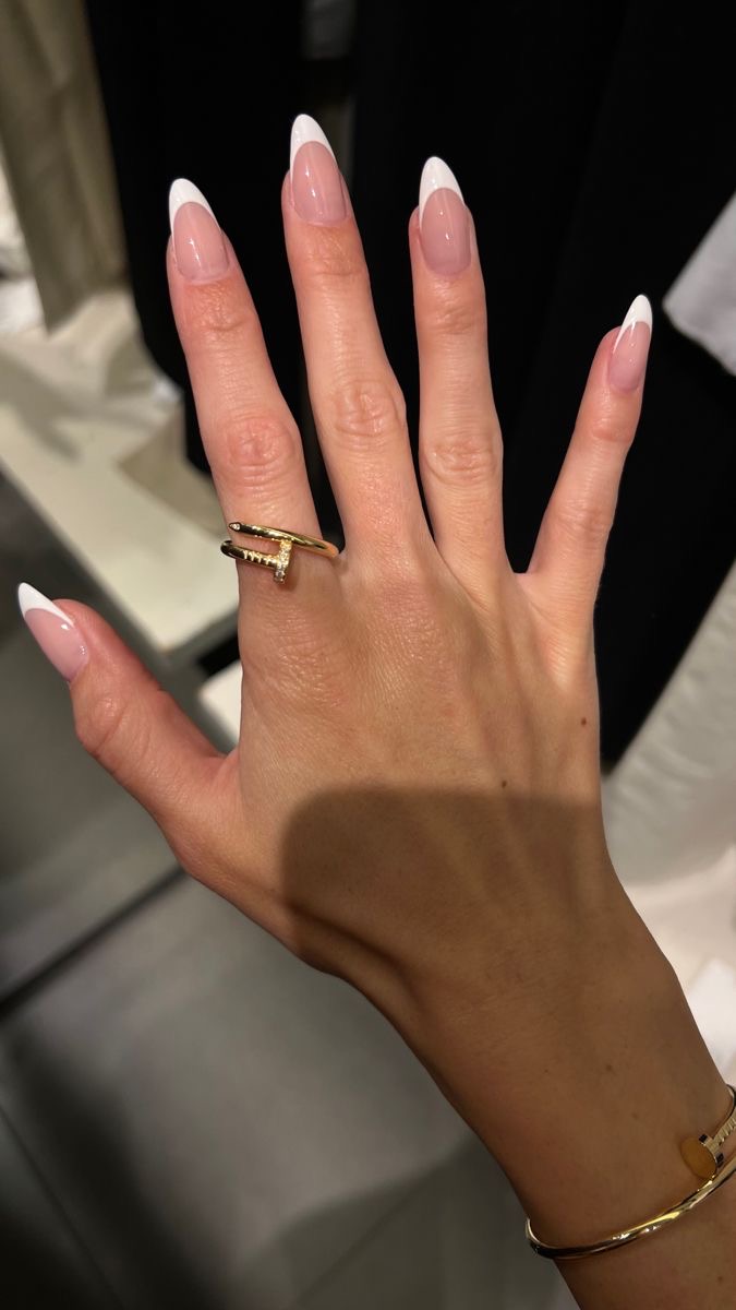 Oval abstract nail design by Zoe Tanaka