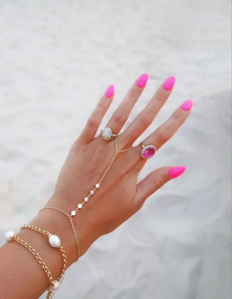Squoval line art nail design by Zoe Tanaka