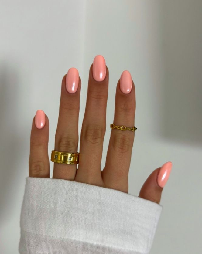 Stiletto line art nail design by Ava Bennett