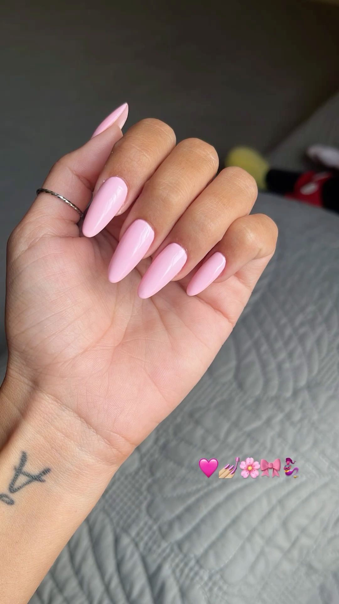Oval marble nail design by Ava Bennett