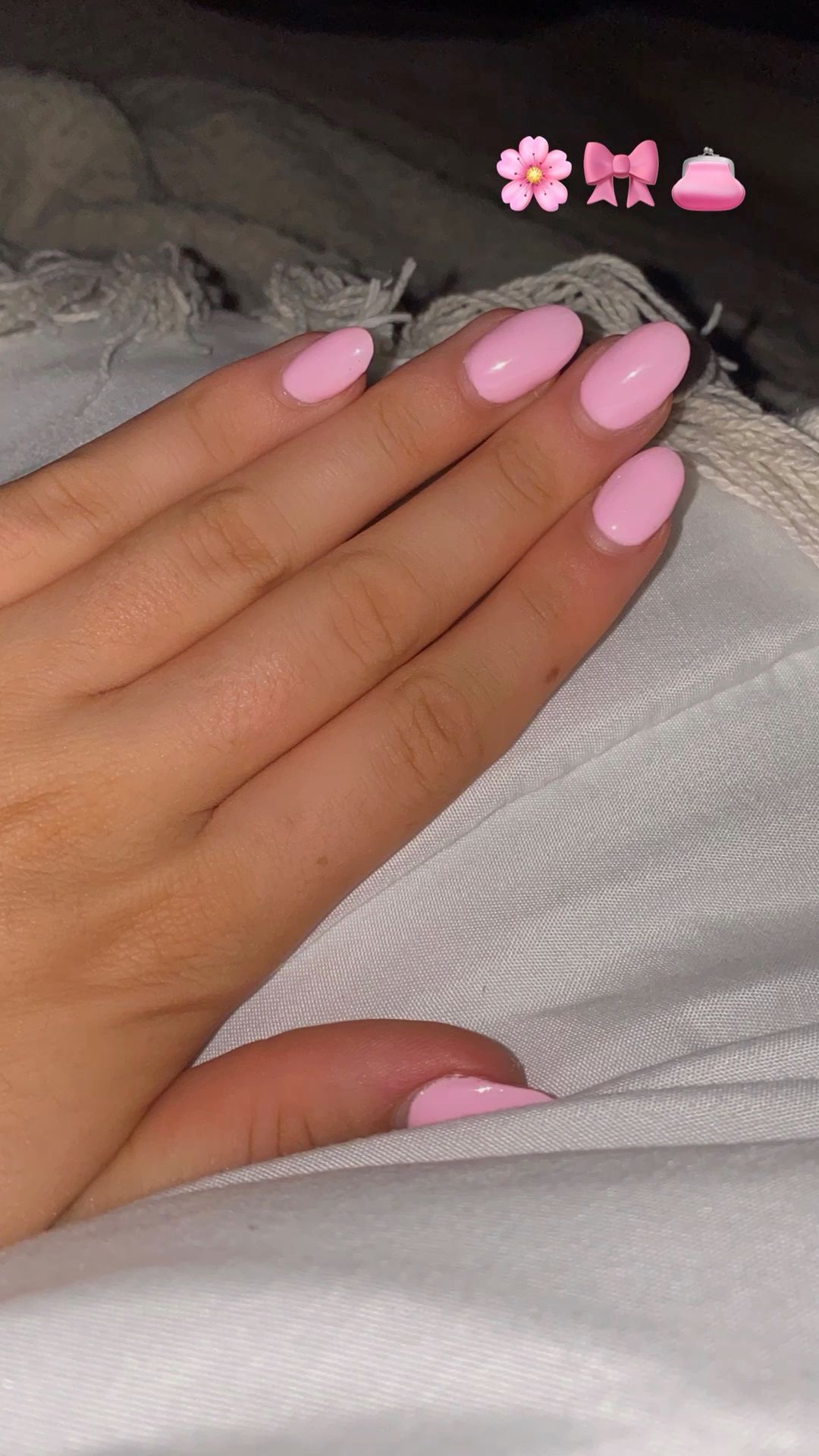 Almond line art nail design by Valentina Hart