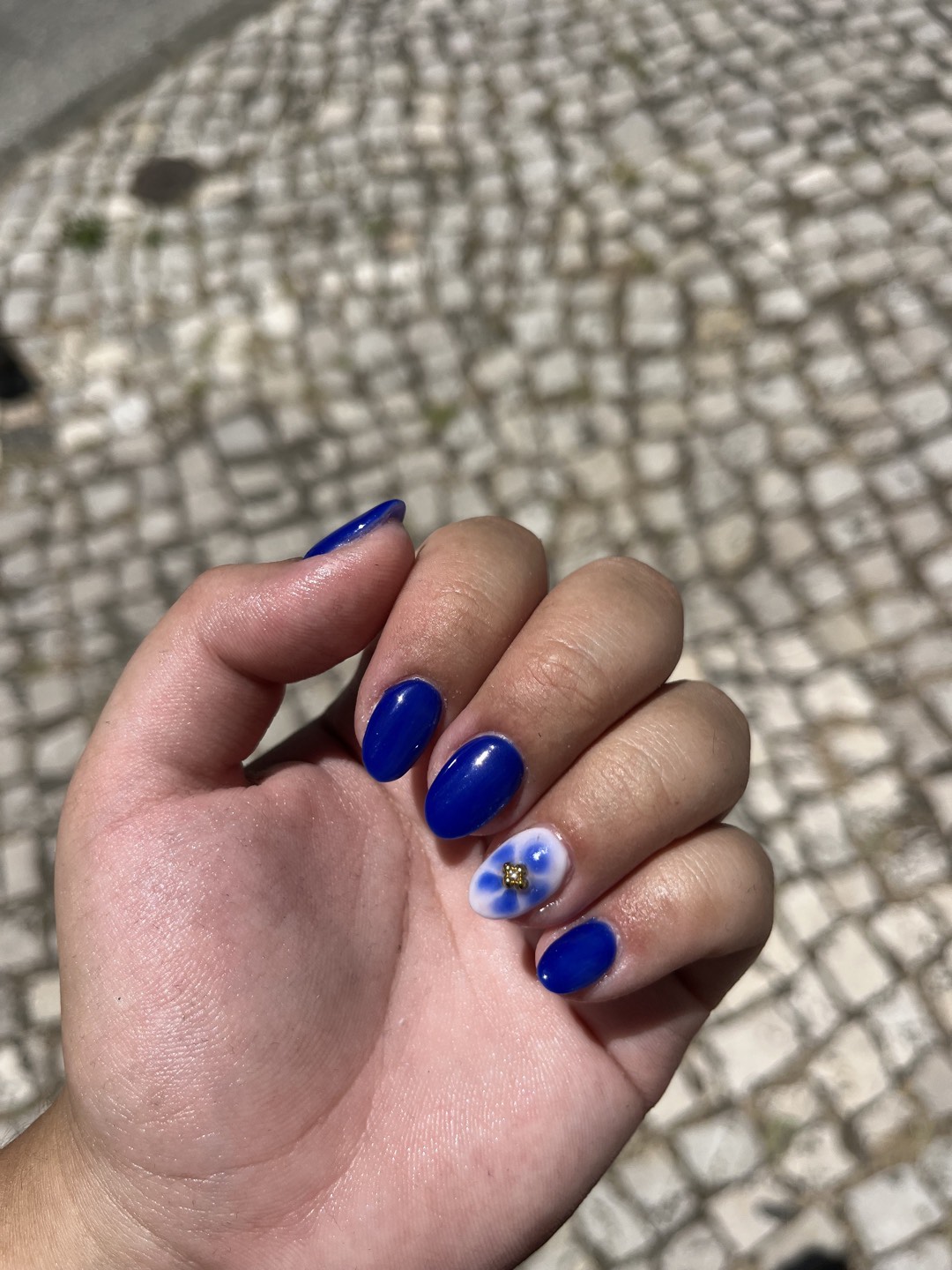 Oval floral nail design by Carolina Roxo