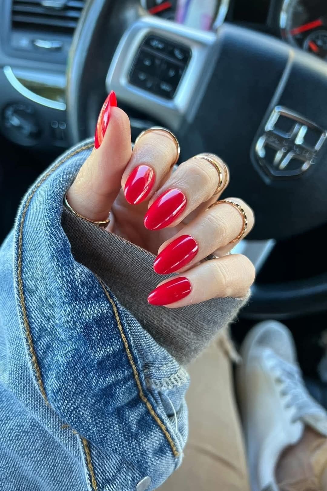 Almond marble nail design by Gabriella Bloom