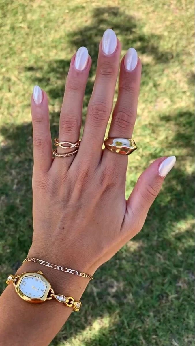 Almond minimalist nail design by Gabriella Bloom