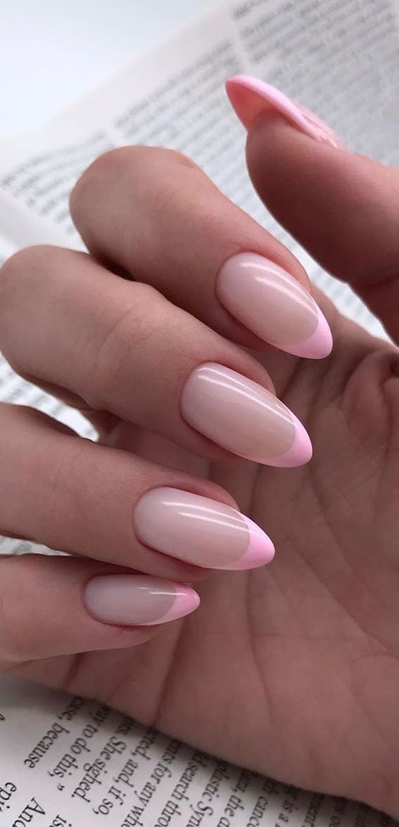 Almond line art nail design by Sophie Hart