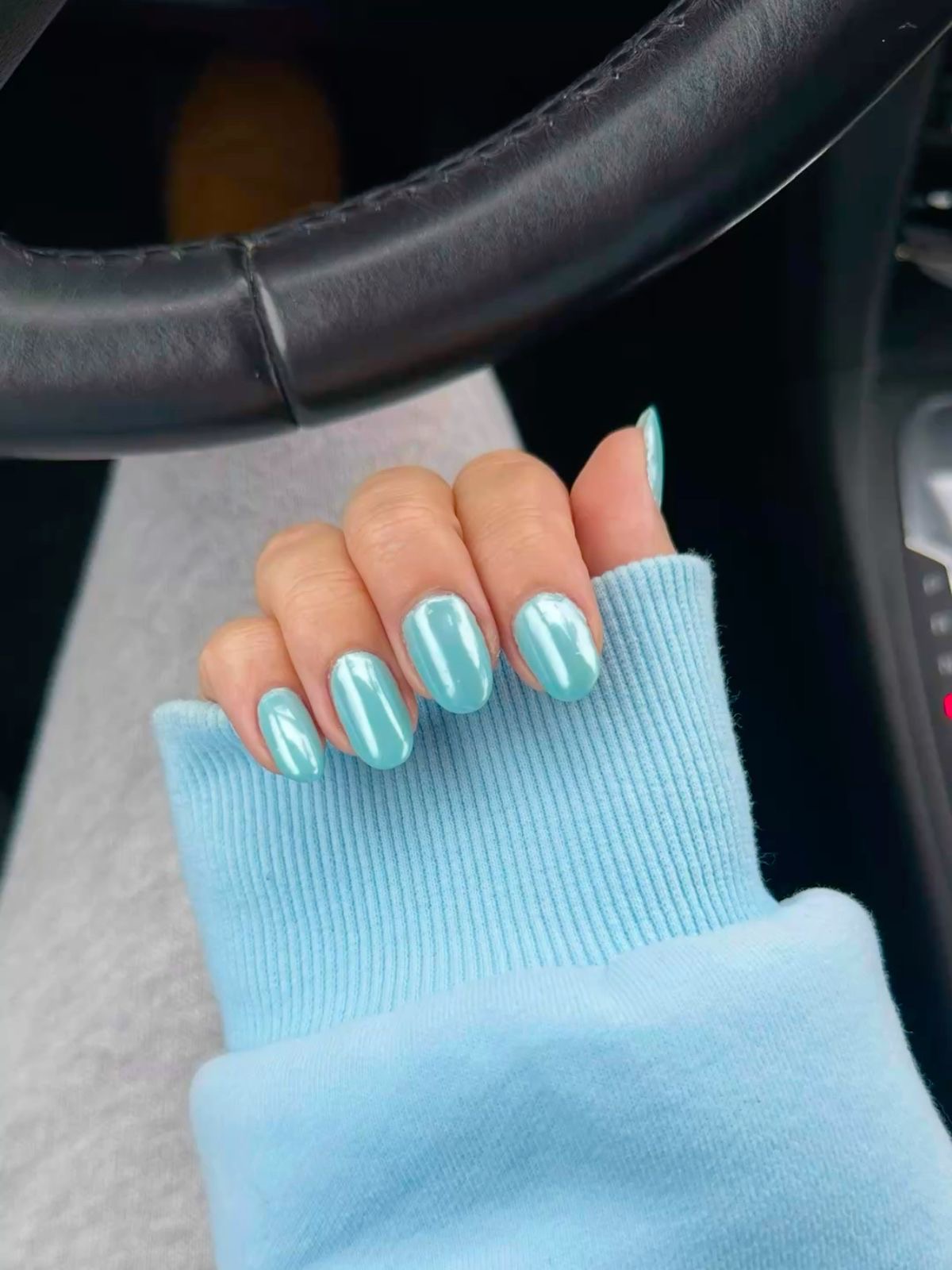 Almond line art nail design by Faye Nguyen