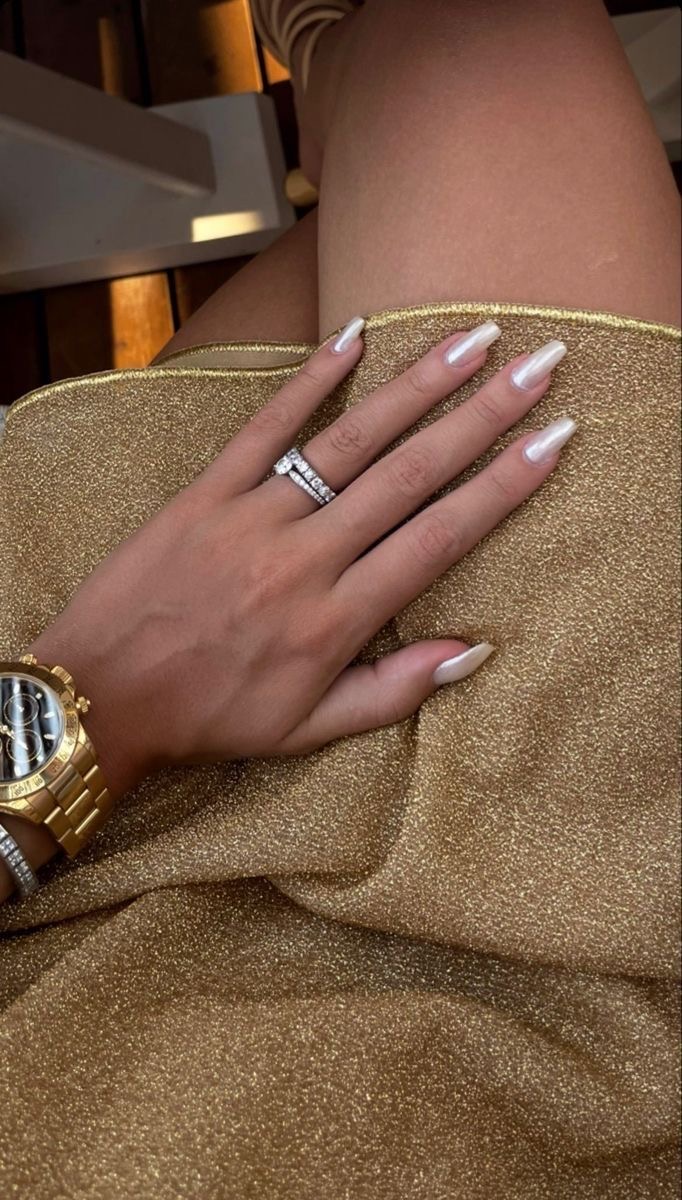 Oval aura nail design by Layla Al-Jamil
