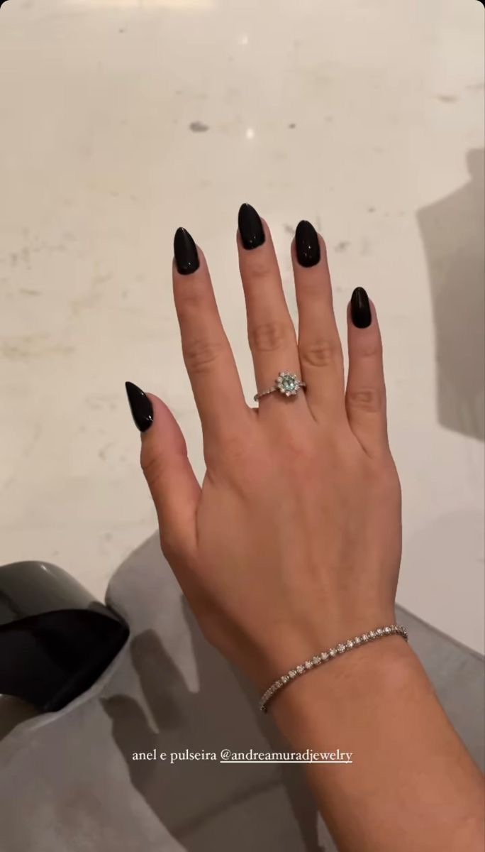 Squoval abstract nail design by Sophia Bloom