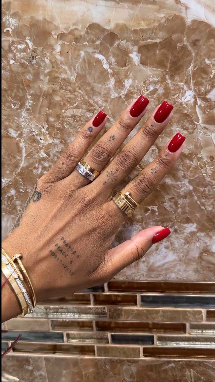 Square line art nail design by Sophia Bloom