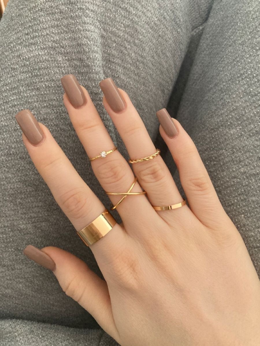 Oval line art nail design by Ariana Grace