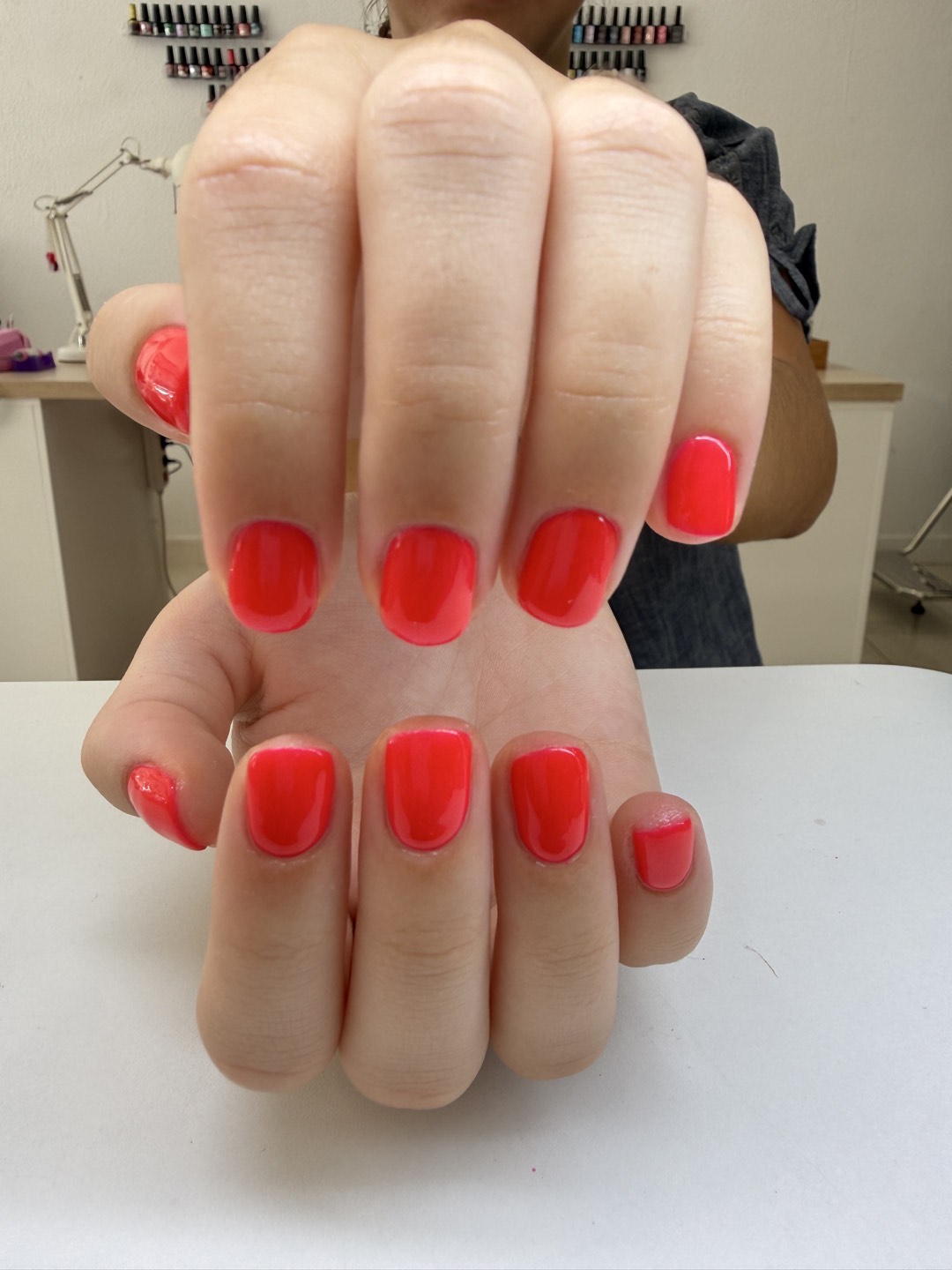 Some colors never go out of style. ❤️✨
A classic red manicure that speaks confidence, elegance, and effortless beauty.

💅 Fresh nails, fresh confidence.
📍Book your appointment at VAJRA Nails & Beauty.

#RedNails #ClassicNails #GelManicure #NailGoals #GlossyNails #TimelessBeauty #LisbonBeauty #PortugalNails #VajraNailsBeauty #FreshSet
