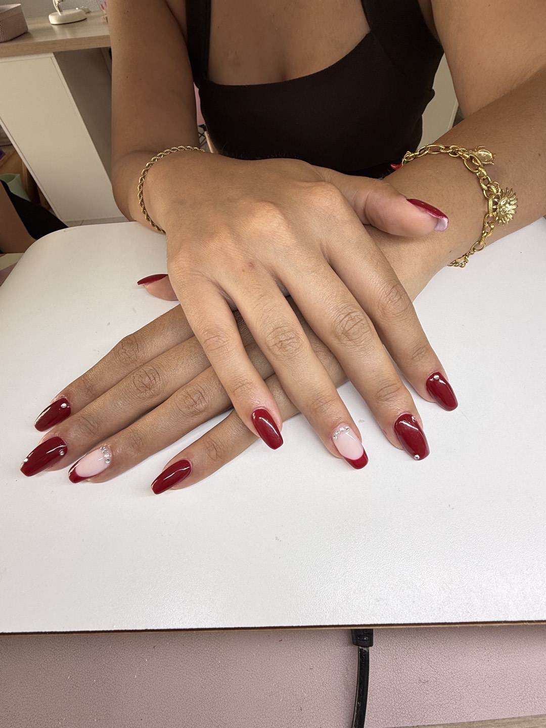 Classic never goes out of style. ❤️
Deep burgundy with delicate crystal accents—the perfect combination of elegance and sophistication.

✨ Your nails deserve this kind of luxury.
📍Book now at VAJRA Nails & Beauty.

#BurgundyNails #LuxuryNails #ElegantNails #NailInspo #GelExtensions #GlossyNails #NailGoals #LisbonBeauty #PortugalNails #VajraNailsBeauty