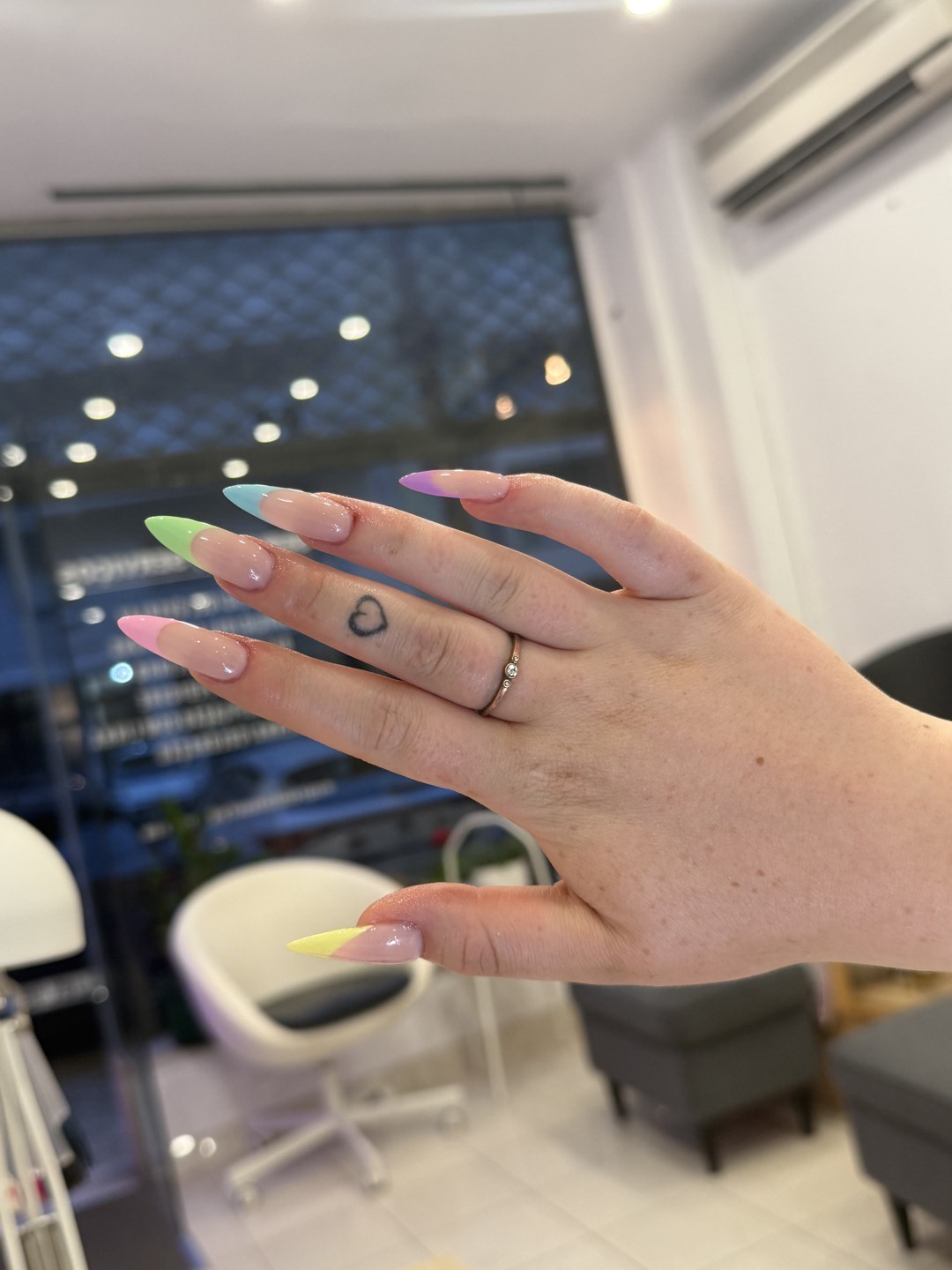Pastel perfection at your fingertips. 💖💚💙💜💛
A soft nude base with colorful French tips—because every season deserves a little extra happiness.

✨ Book your next nail appointment at VAJRA Nails & Beauty.

#PastelNails #FrenchTips #ColorfulNails #SpringNails #SummerNails #NailGoals #GelExtensions #LisbonBeauty #PortugalNails #VajraNailsBeauty