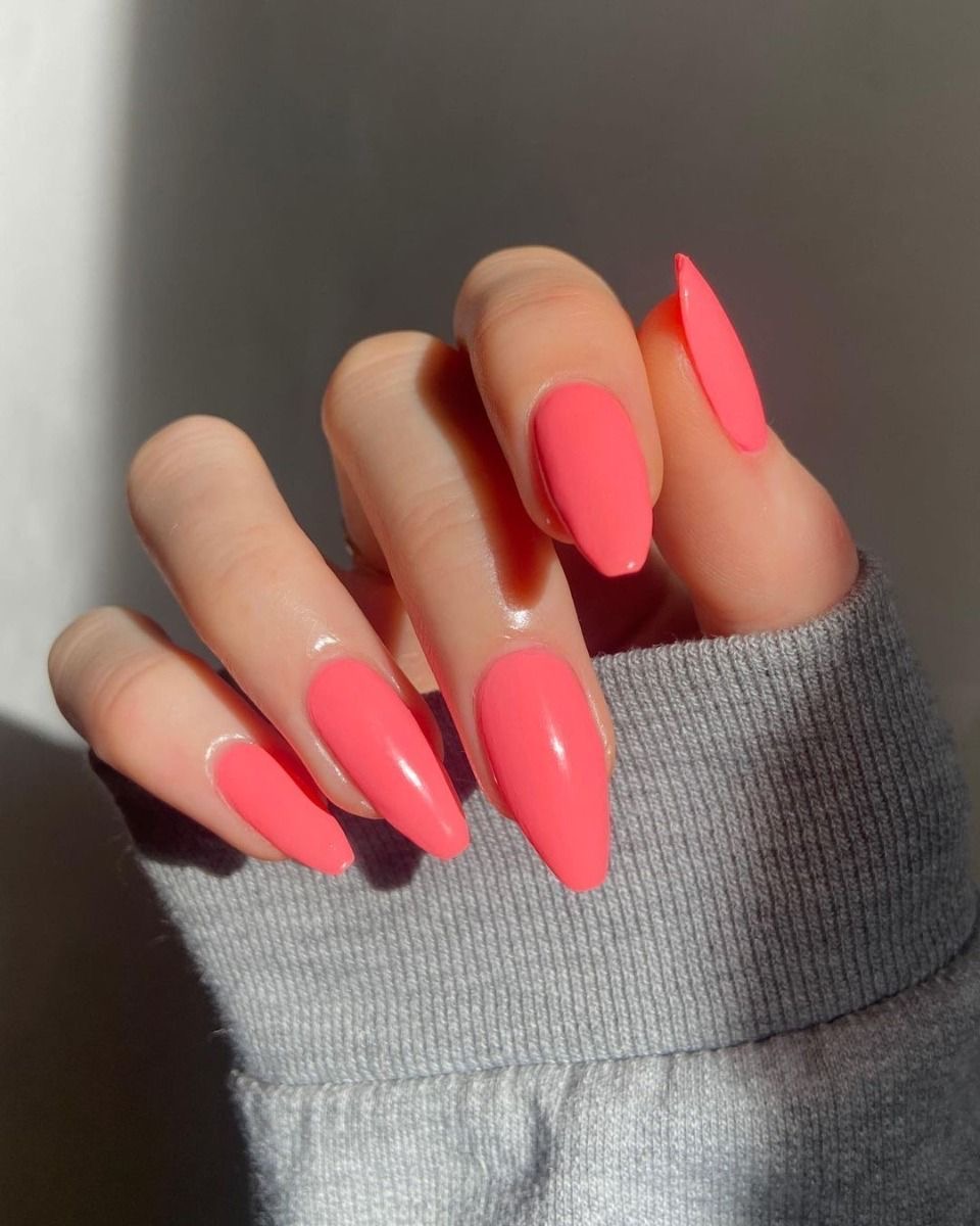 Oval marble nail design by Ivy Bennett