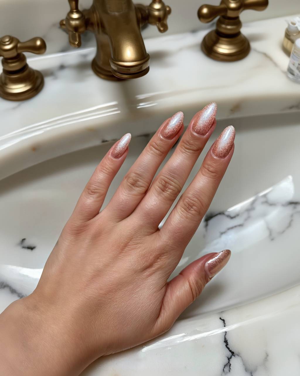 Oval minimalist nail design by Sofia Russo