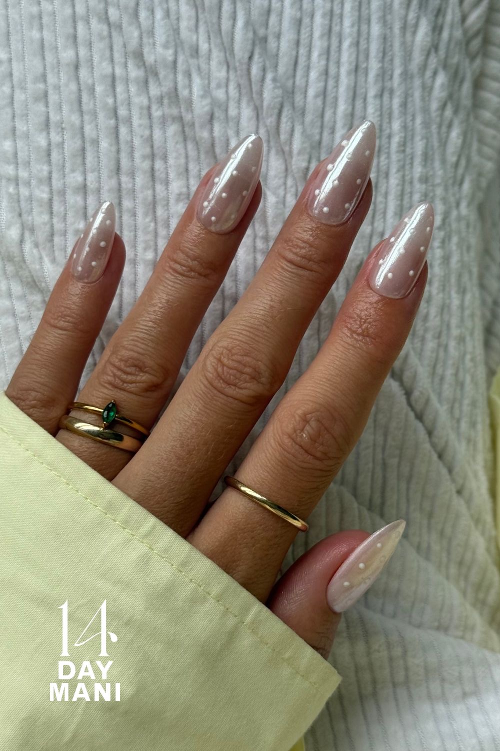 Almond line art nail design by Sofia Russo