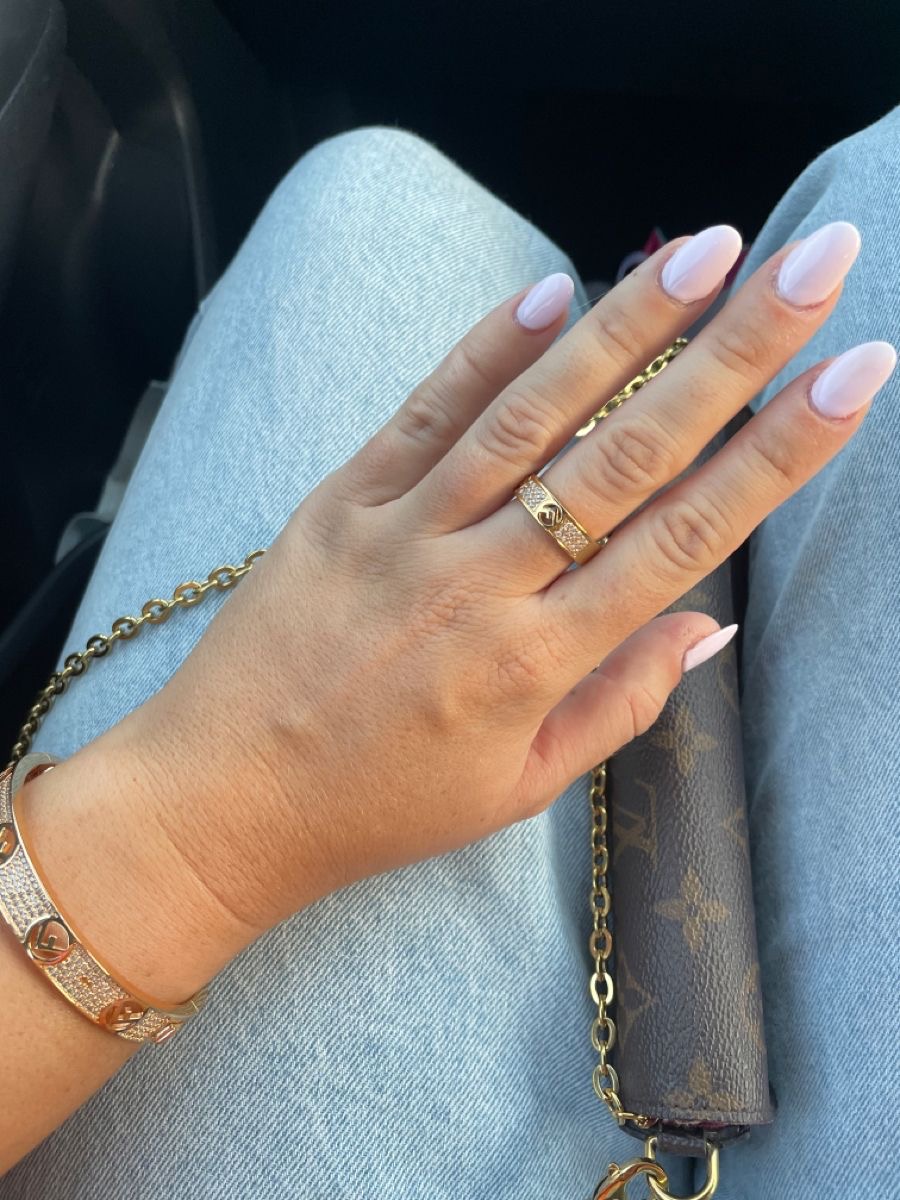 Oval aura nail design by Sofia Russo