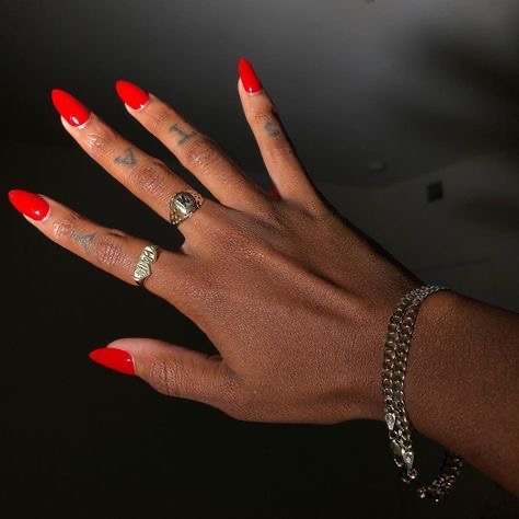 Almond line art nail design by Savannah Rae