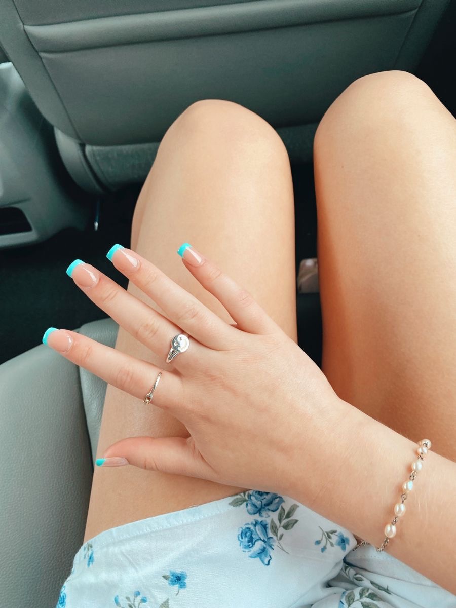 Almond minimalist nail design by Savannah Rae