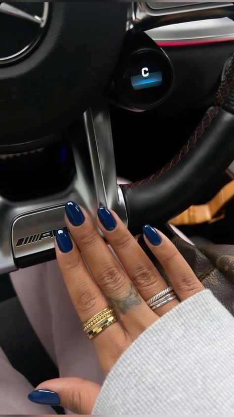 Oval line art nail design by Melanie Rose