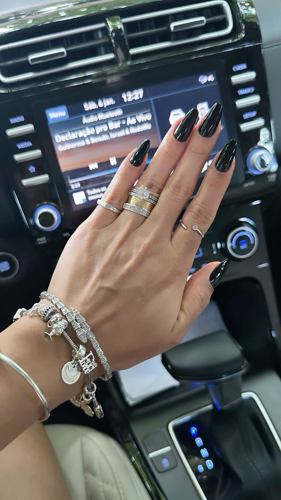 Oval minimalist nail design by Noor Haddad