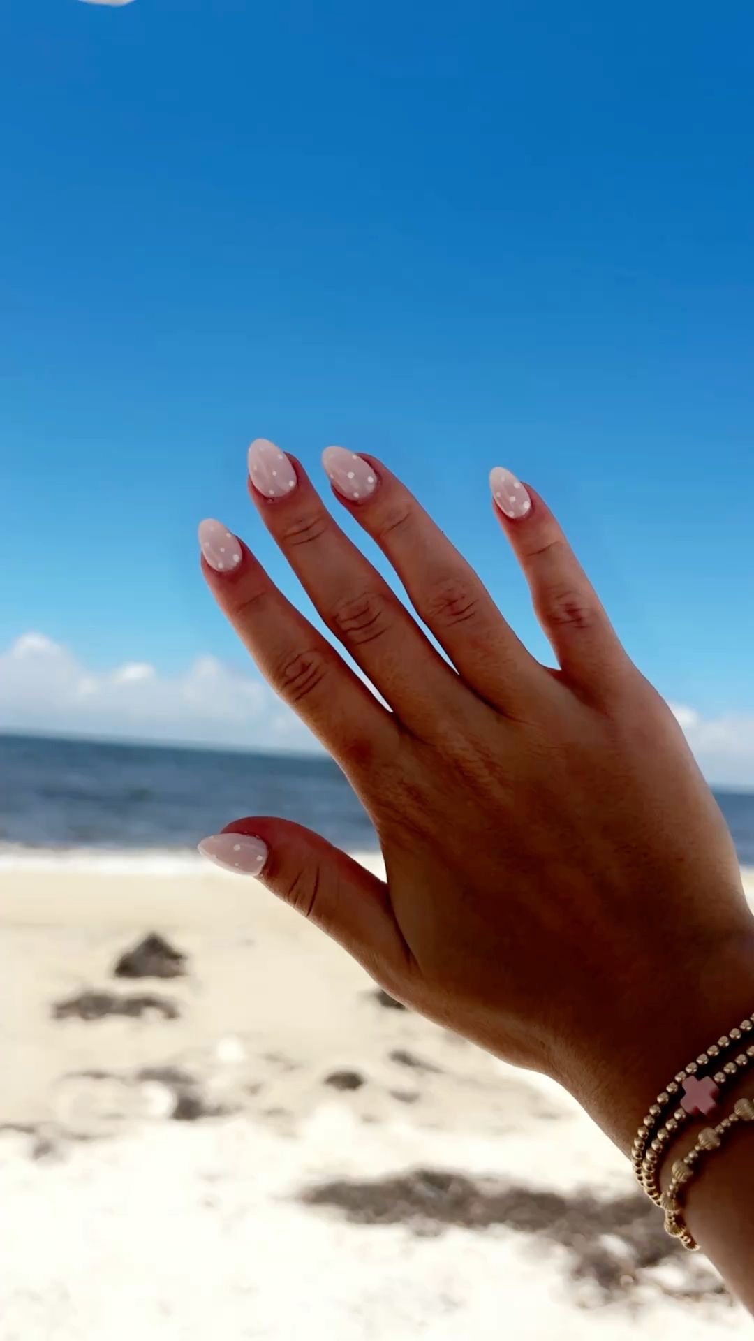 Oval ombre nail design by Yuki Sato