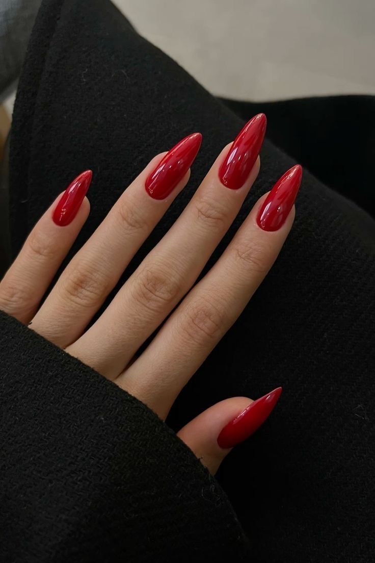 Oval ombre nail design by Yuki Sato